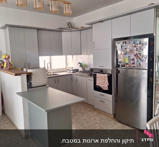 מטבח מודרני עם ארונות אפורים ומקרר